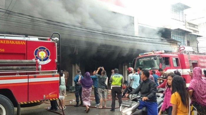 Supermarket Irian Tanjung Morawa Terbakar