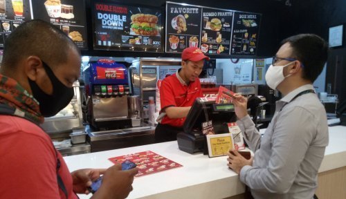 Gaji Karyawan KFC Dipotong THR Ditunda