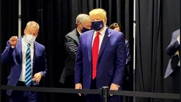 Trump diam-diam pakai masker