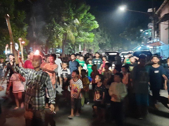 Warga Surabaya Tetap nekat Takbir Keliling