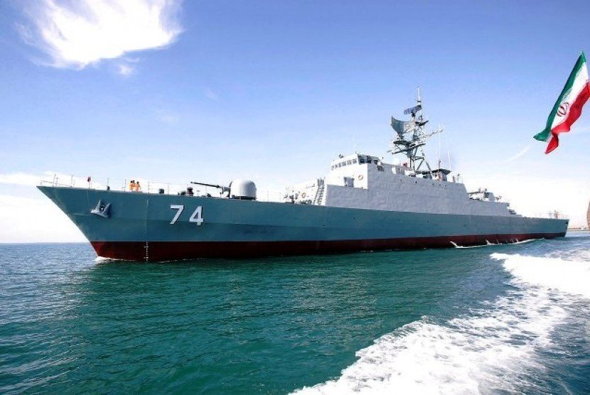 Kapal Perang Iran Tertembak Rudal Latihan