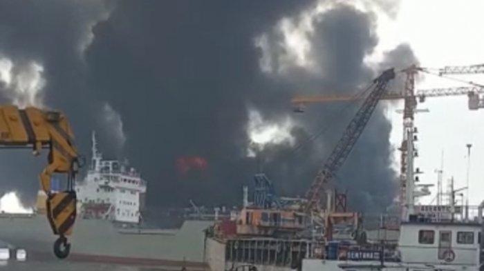 Kapal Tanker Pelabuhan Belawan Meledak Terbakar