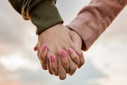 cara pasangan memegang tangan