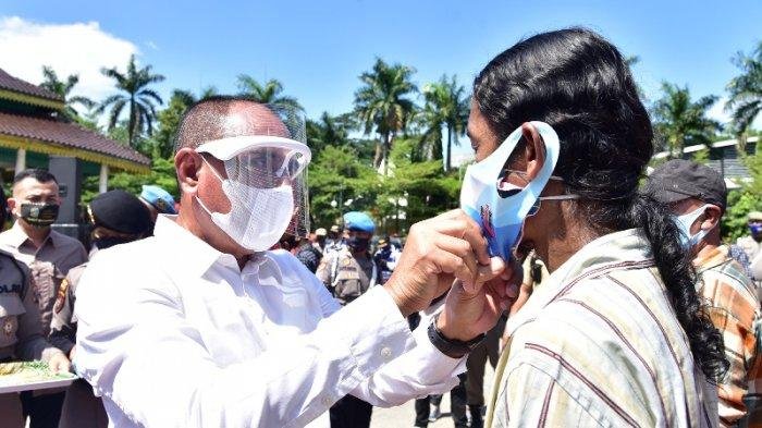 gubernur sumut bagikan masker