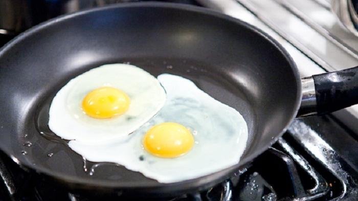 cara menggoreng telur tanpa minyak